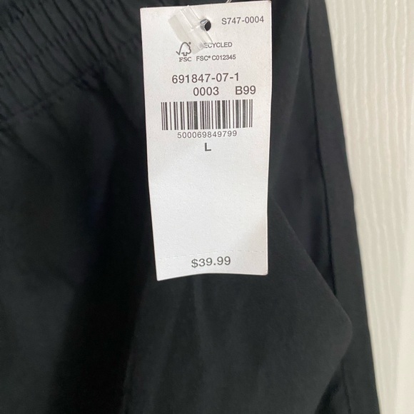 NWT Women’s Old Navy cargo active pants size L in Black - Picture 2 of 7